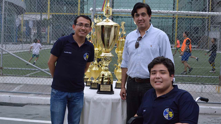 Representantes Estudiantiles y el Vicerrector de la sede junto a los trofeos obtenidos en las Jornadas Deportivas Intersedes UPS 2017