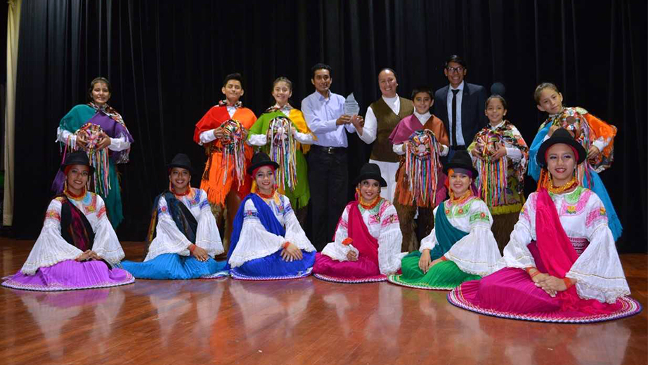 Estudiantes de la Unidad Educativa Madre Bernarda Büttler ganadores del I Intercolegial de Danza Folclórica