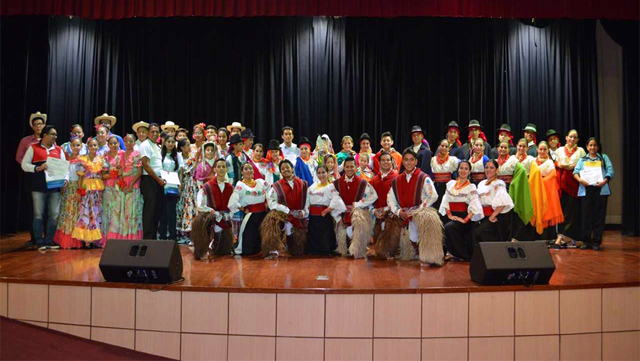 Delegaciones estudiantiles participantes del I Intercolegial de Danza Folclórica