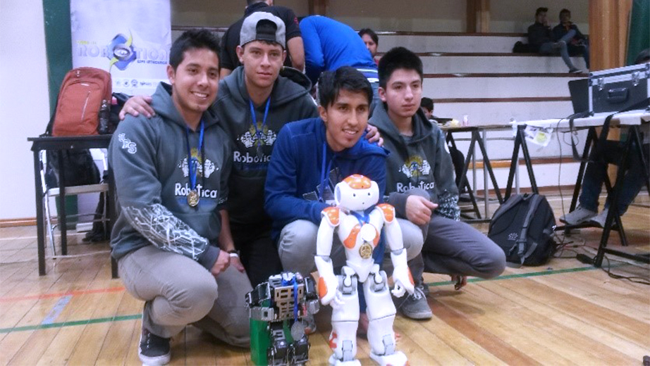 David Barrera, Luis Gutiérrez, Julio Cabrera Esteban Pinos y Kevin Mosquera con los robots ganadores, ARROW Y NAO