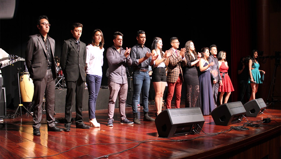 Once participantes, estudiantes de la Sede Cuenca, en la gran final del Festival de Voces Santa Cecilia 2016