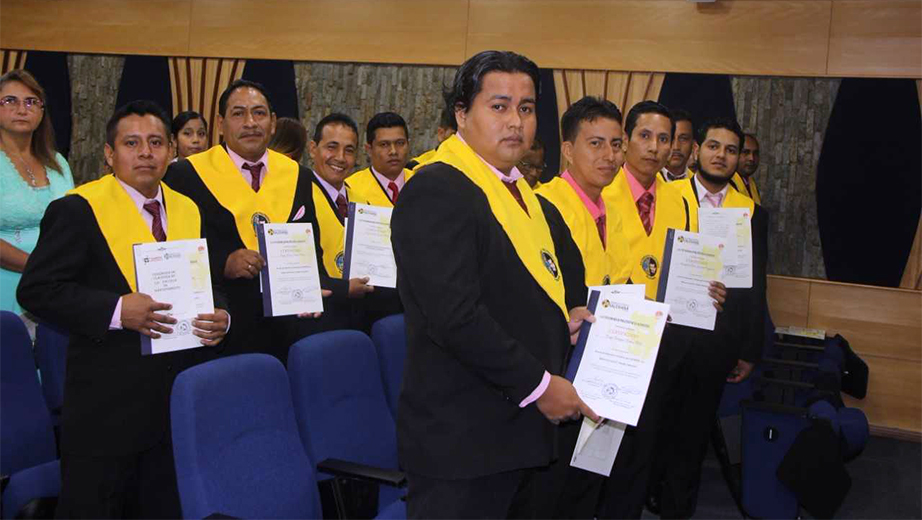 Trabajadores de QUIMPAC ECUADOR S.A. con sus certificados