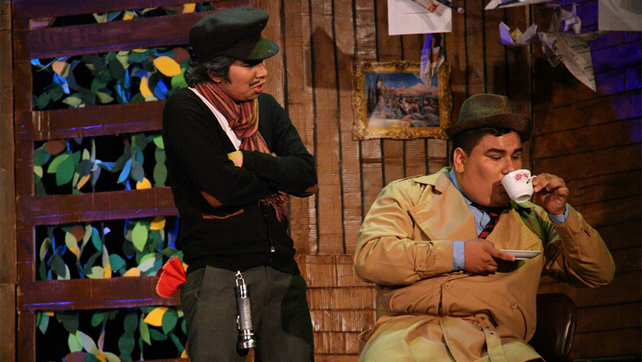 Jimmy Anastacio (mayordomo) y Christian Ríos (detective) durante su actuación en la obra 