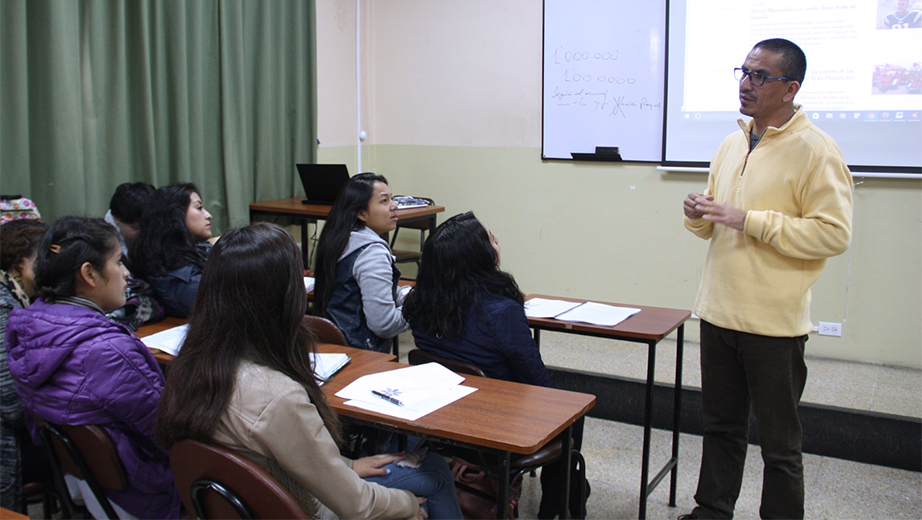 Profesor Xavier Reyes con sus estudiantes de Comunicación en el campus El Girón de la Sede Quito