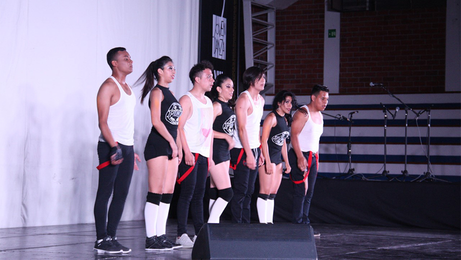 Grupo de Danza Moderna UPS sede Quito durante su presentación en el octavo festival de danza universitaria organizado por la PUCE