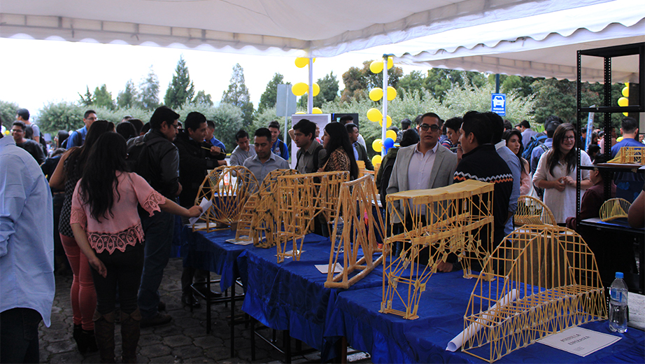 El concurso de puentes de espagueti organizado por estudiantes y docentes de Ingeniería Civil