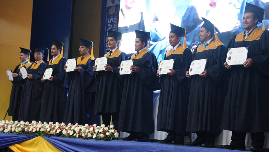 Graduados de la carrera de Ingeniería Eléctrica reciben su título profesional
