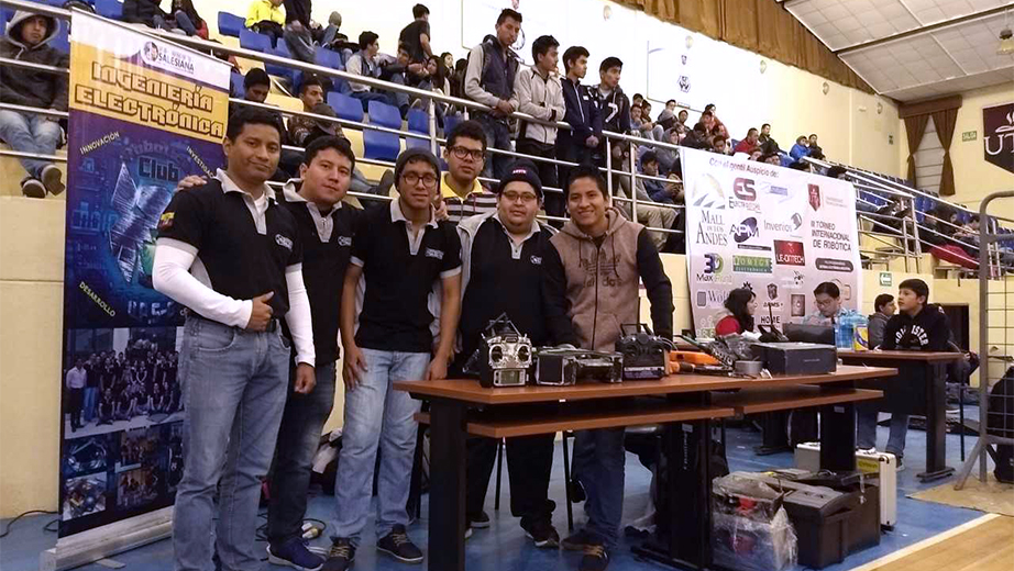 Club de Robotica de la UPS sede Guayaquil en el torneo internacional de robótica 
