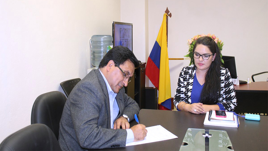 Firma del convenio entre el Vicerrector de la UPS sede Cuenca, César Vásquez Vásquez y la Coordinadora Zonal 6 del Ministerio de Justicia, Adriana Brito