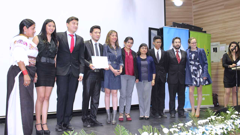 Estudiantes y docentes del Club Ecológico ganadores en la categoría 