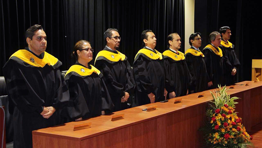 Mesa directiva presidida ceremonia de graduación