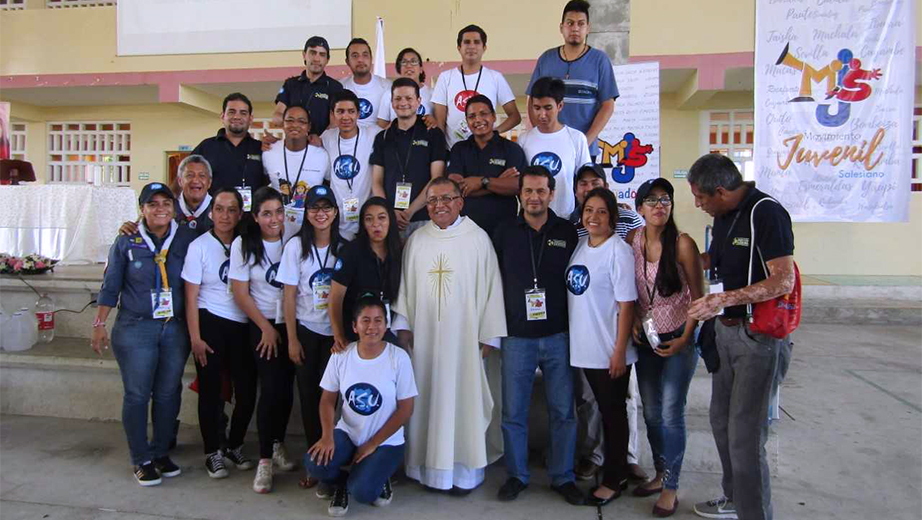 Estudiantes y animadores de la sede Quito luego de la Eucaristía presidida por el P. Francisco Sánchez, Inspector de los Salesianos en el Ecuador durante el encuentro del MJS