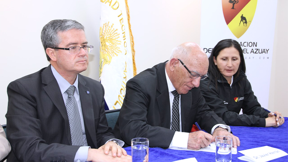 Firma del convenio por parte del Rector de la UPS, P. Javier Herrán