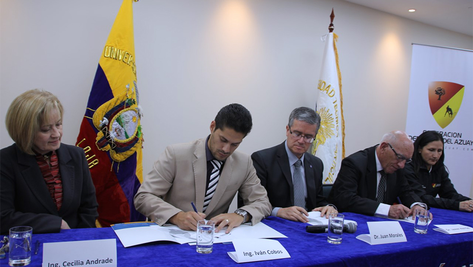 Firma del convenio por parte de Iván Cobos, administrador de la FDA y P. Javier Herrán, rector de la UPS