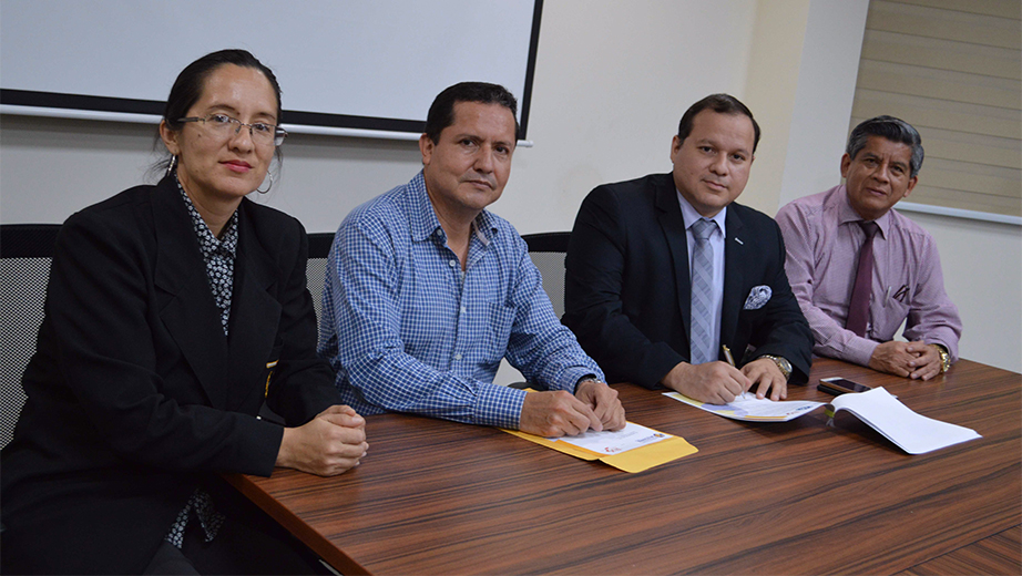 Autoridades del Colegio de Médico del Guayas y representantes del Grupo de investigación TICAD de la UPS durante la firma de convenio