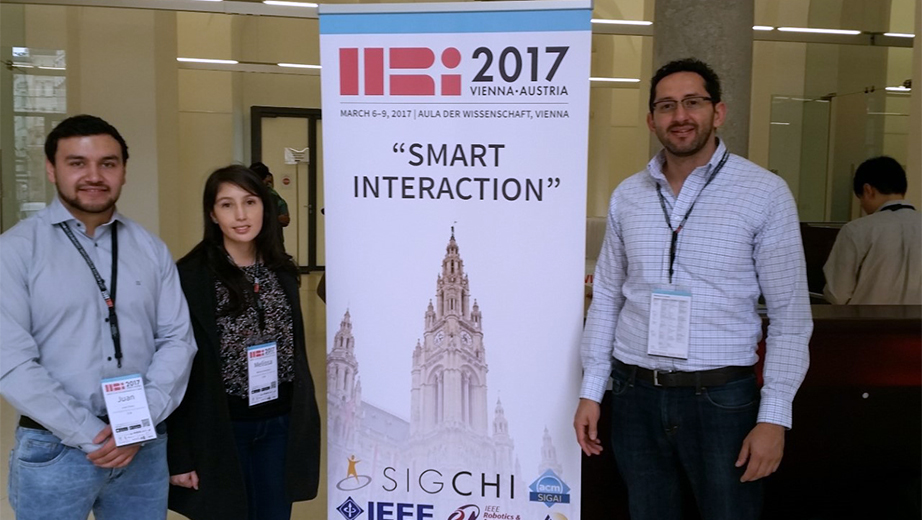 (der.) Estudiantes de Ingeniería Electrónica Fernando Chica y Melissa Montalvo conjuntamente con el profesor Eduardo Calle