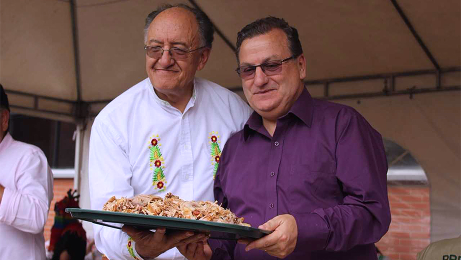 José Juncosa entrega  la jocha al rector de la UASB Jaime Breilh