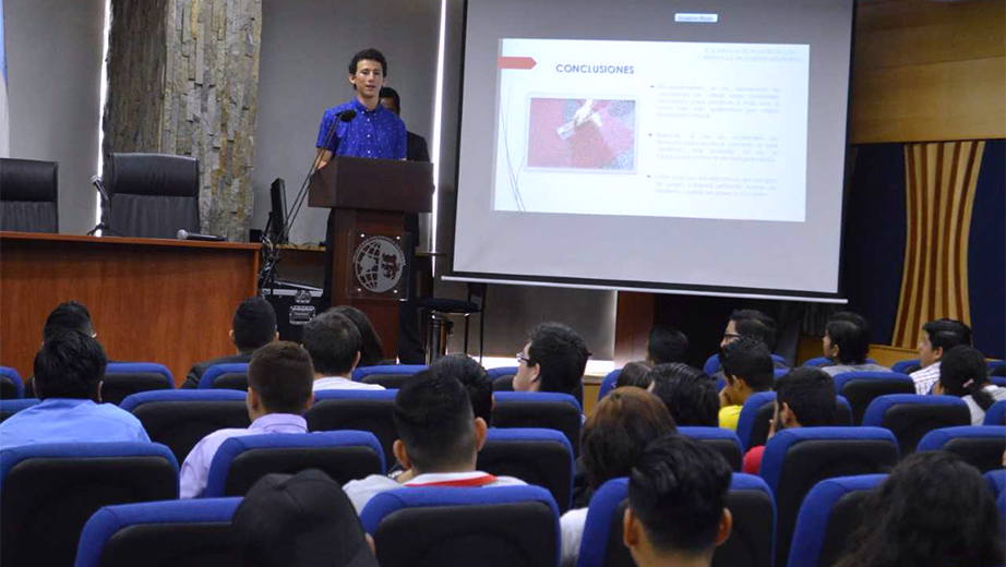 Joao Quito, durante la exposición de su proyecto de investigación