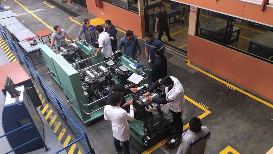Estudiantes durante las prácticas en los laboratorios de Motores