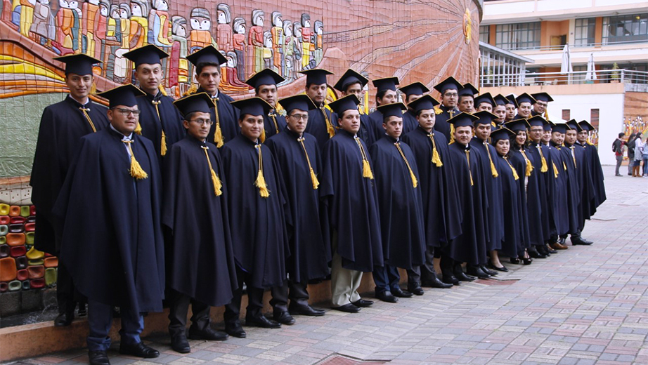 Graduados de la UPS antes de la ceremonia