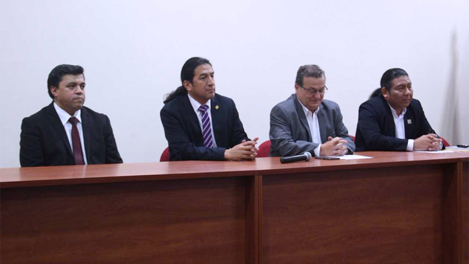 (de izq.) Pablo Ortiz, director de la carrera de Gestión Local; Luigi Ixchot, embajador de Guatemala; José Juncosa, vicerrector y Alvaro Pop, expositor