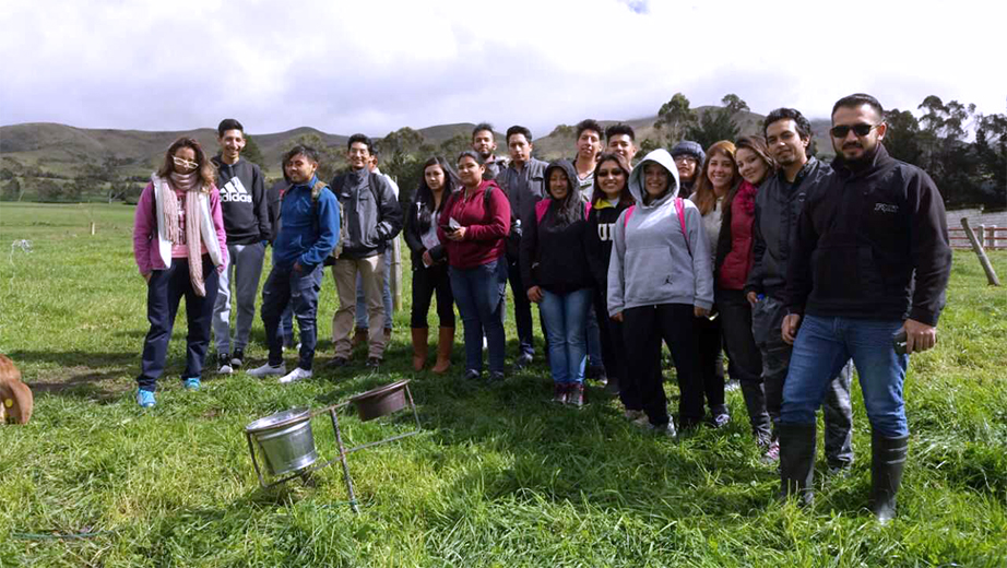 Estudiantes de 6to semestre de la cátedra Fisiología Animal en la hacienda Santa Inés