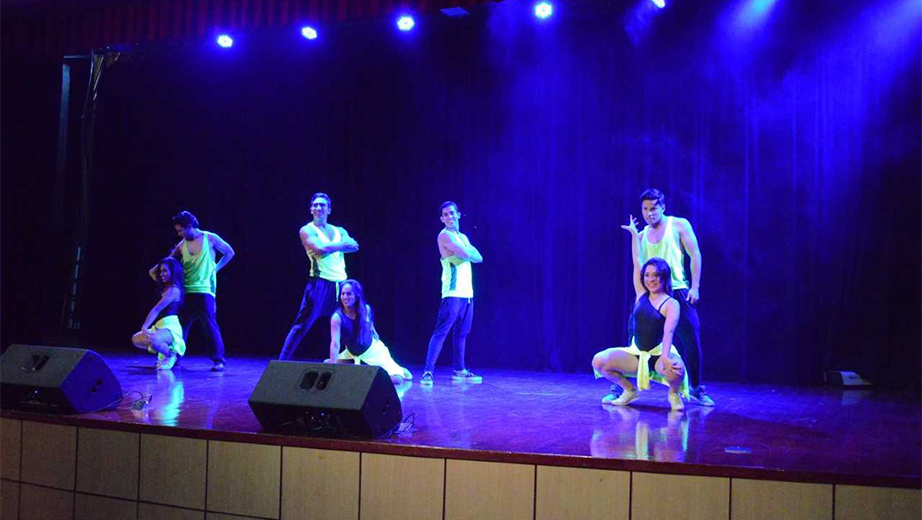 Grupo de Danza Moderna de la UPS sede Guayaquil
