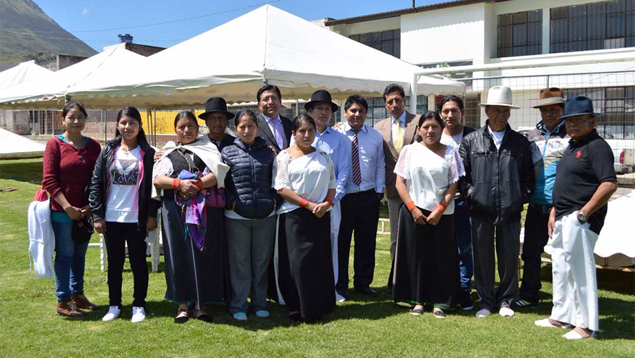 Miembros de la comunidad de Agato con docentes y estudiantes de la UPS encargados del proyecto