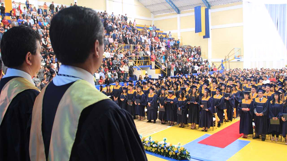 Ceremonia de incorporación en el coliseo del campus El Girón