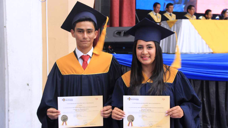 Sandra Borja y Carlos Acuña reciben reconocimiento por haber formado parte de los Grupos ASU