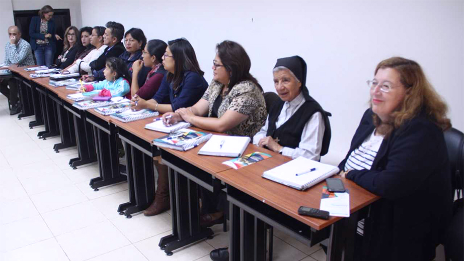 Representantes de diversas instituciones de carácter social durante la evaluación del VAS en la Sede Quito
