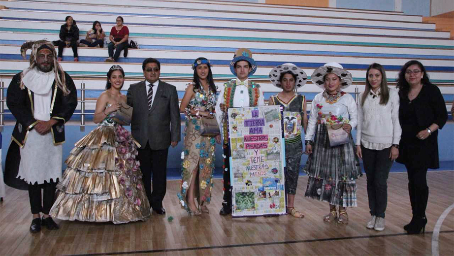 Participantes del concurso de trajes elaborados con material reciclado