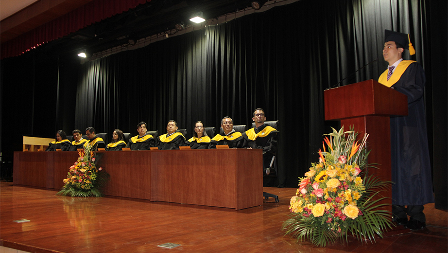 Ing. Limber Herrera durante SU discurso en representación de los graduados