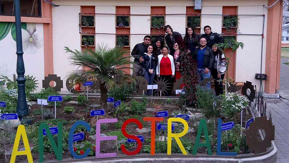 Estudiantes de Ing. en Biotecnogía e Ing. Ambiental junto a Noemi Bottasso en el huerto ancestral, Sede Cuenca