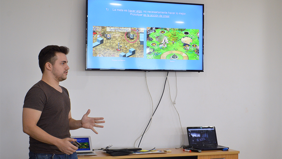 El estudiante Fernando Holguín presentando tips para el desarrollo de videojuegos