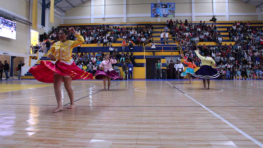 Grupo de Danza Ecuatoriana de la sede Quito durante la entrega de kits escolares