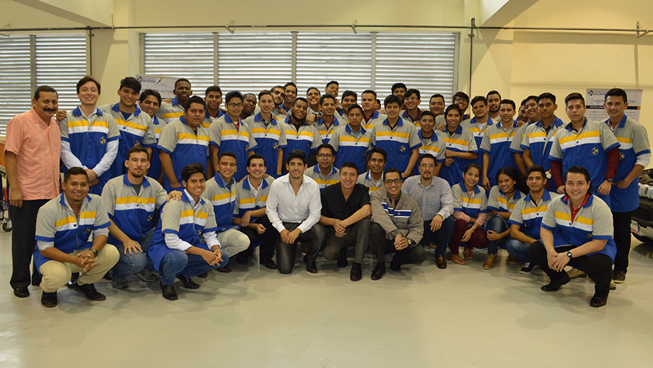 Estudiantes y directivos de la carrera de Ingeniería Automotriz de la UPS sede Guayaquil.