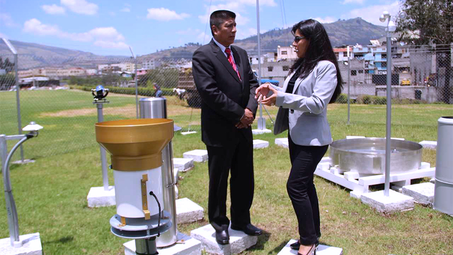 Karina Pazmiño (UPS) y Patricio Brasero (INAMHI) en la Estación Meteorológica UPS