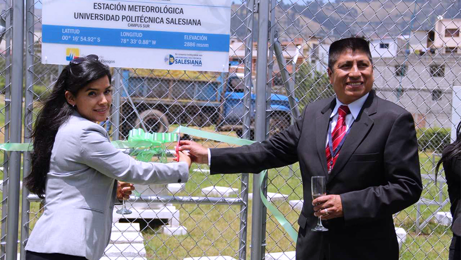 Karina Pazmiño (UPS) y Patricio Brasero (INAMHI) inaugurando la Estación Meteorológica UPS