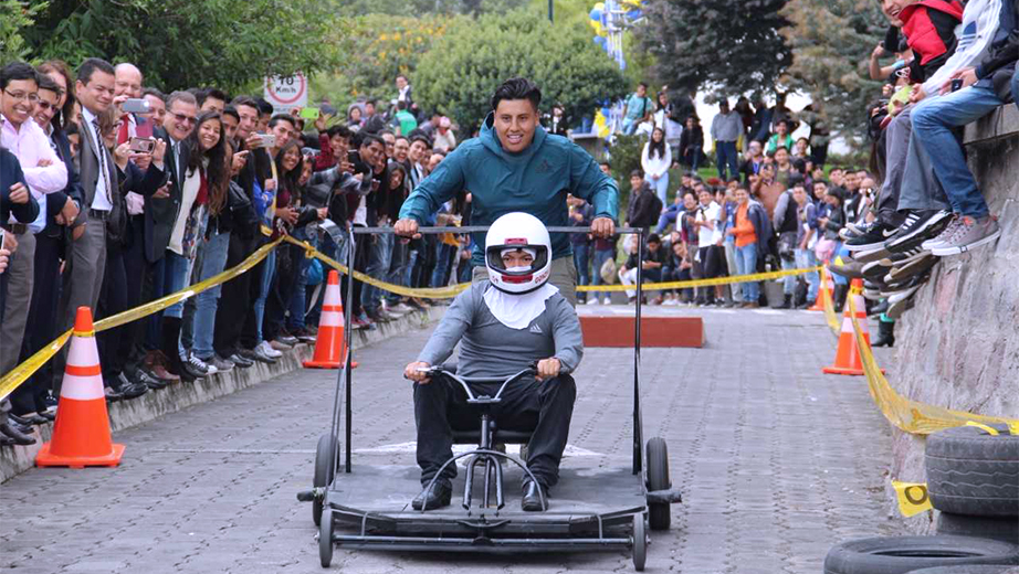 Estudiantes de la carrera participan en el primer circuito de coches de madera