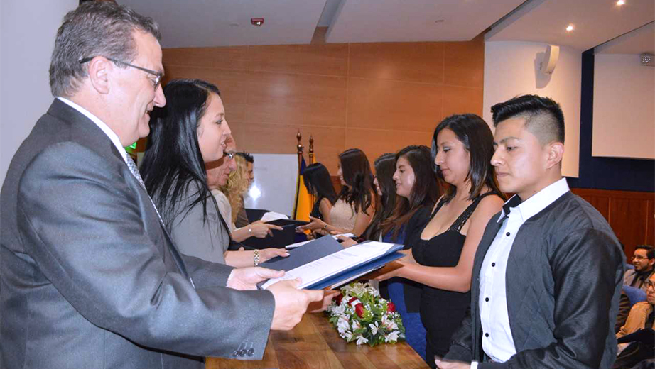 José Juncosa y Adriana Guanuche hacen la entrega de certificados