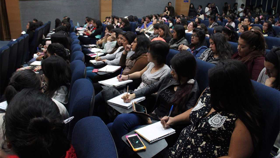 Estudiantes de Pedagogía en las Jornadas de Educación Emancipadora de la Sede Quito