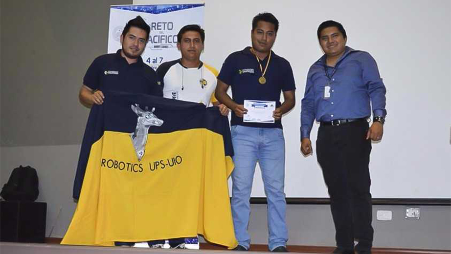 Estudiantes del Club de Robótica de la UPS sede Quito en el concurso