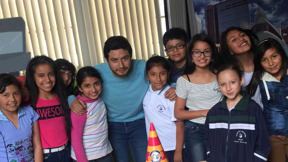 Ing. Luis Calle con algunos de los niños del proyecto Pequeños Científicos.