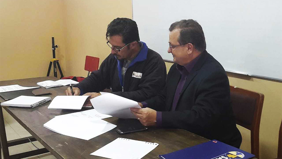 José Juncosa, Vicerrector de la UPS sede Quito, e Iván Albuja, presidente del GAD de San José de Ayora en la firma del convenio