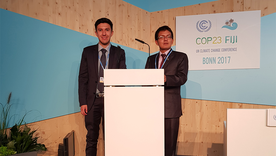 Michael Avecillas y Juan Francisco Morales durante la exposición del proyecto Ecostation en Bonn, Alemania durante la COP 23