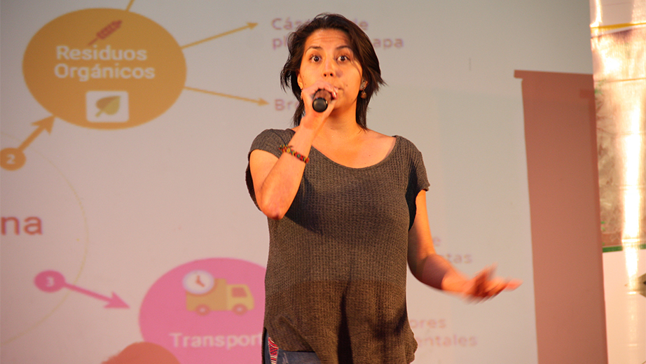 Paola López, integrante de Chusku Kana, explica las fases de implementación de la iniciativa