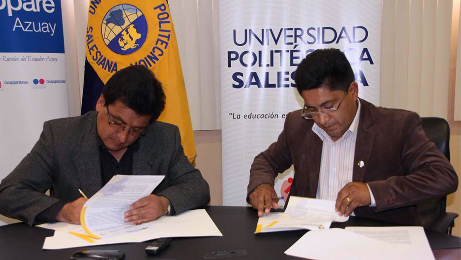 (de izq.) César Vásquez (Vicerrector UPS sede Cuenca) y René Lucero (Presidente CONAGOPARE Azuay) en la firma del convenio