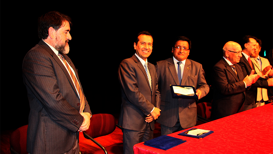 Eco. César Vásquez, Vicerrector de la sede entrega el reconocimiento a Luis Tobar Pesantez, Vicerrector general