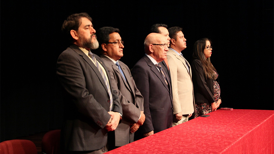 Miembros de la mesa directiva presidida por el Padre Javier Herrán Gómez, Rector de la UPS